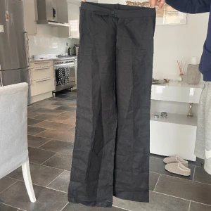 Svarta linnekostymbyxor från Tiger of Sweden  - Ett par så snygga svarta linnekostymbyxor från Tiger of Sweden. Säljer även matchande kavaj till!! Nästan aldrig använt! 🥰💕