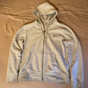 Grå Ralph lauren helzip - Väldigt fin helzip som jag skulle säga är felfri, storlek M men passar både M och S. Bara att höra av er vid frågor eller funderingar☺️ pris kan diskuteras vid snabb affär