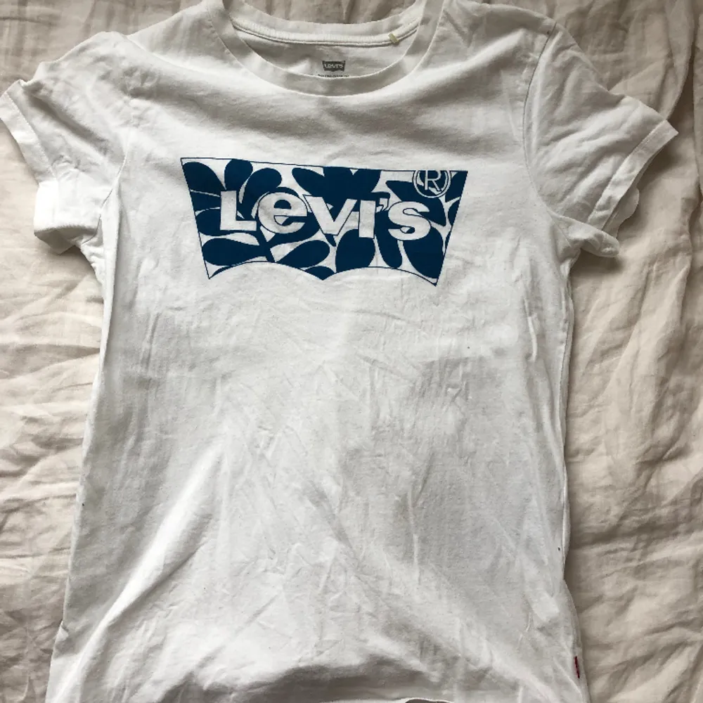 T-shirt från levi’s. Jättebra skick 🙏🙏💘. T-shirts.