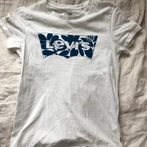 T-shirt från levi’s. Jättebra skick 🙏🙏💘