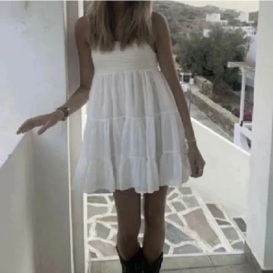 Zara klänning - Säljer denna supersöta populära klänningen från zara som är som ny i svart💗