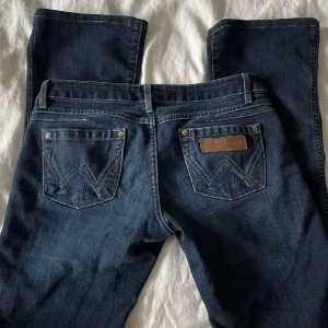 Jätte fina bootcut jeans - väldigt bra skick, midjemåttet : 37cm innerbenslängd: 81cm💕💕💕