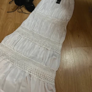 Vit långkjol  - Jättefin långkjol som aldrig kommit till användning tyvärr. Aldrig använd och originalpriset är 1100kr 😊