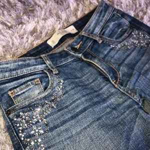 Lågmidjade jeans från abercrombie - Lågmidjade jeans från abercrombie and fitch med så fina detaljer✨🙌🏻 Se storlek på bild 3 💕