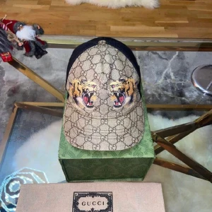 Gucci Keps - Tjena, eftersom jag redan har köpt en ny gucci keps så vill jag inte ha kvar denna, kvittot är tyvärr kastat men jag fraktar mer än gärna, ”BARA SWISH”