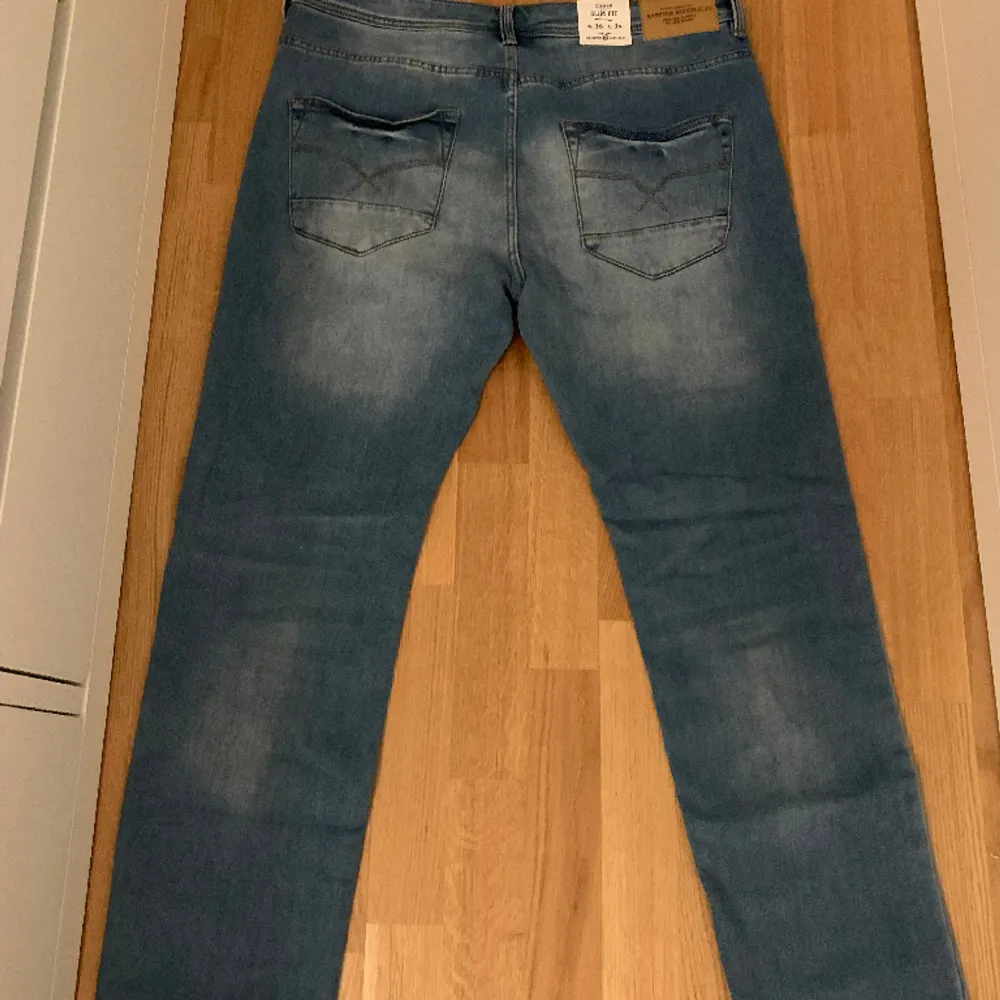 Säljer dessa hampton jeans oanvända inte ens testade. Skick: helt ny 10/10. Köpta för 600 säljer för 450. . Jeans & Byxor.