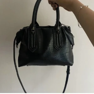 Väska från zara  - Väska från zara, köptes på plick ❤️bandet till kommer tyvär inte med, men skulle säga att den år snyggare utan endå!!