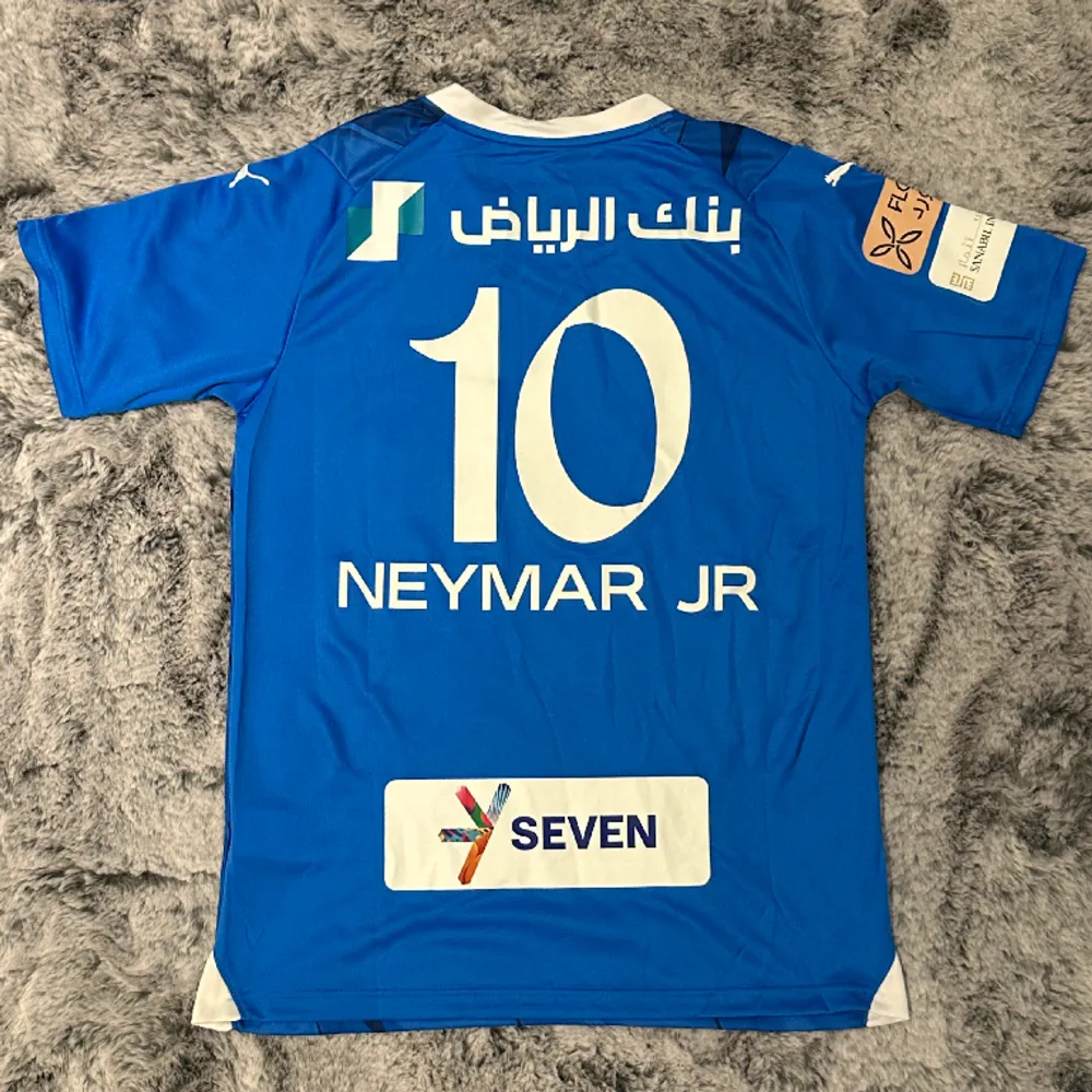 Hej, säljer en Al Hilal fotbollsjersey med Neymar Jr tryck från 22/23 säsongen i storlek S. Replica.. T-shirts.