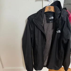 North face jacka  - Säljer North face regnjacka i storlek M , fint skick inga defekter, Nypris 1300 