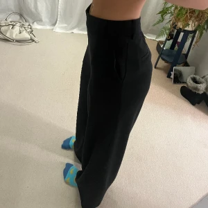 Kostymbyxor  - Jätte fina kostymbyxor som sitter bra och är sköna, har bra fickor och dragkedja i sidan. 