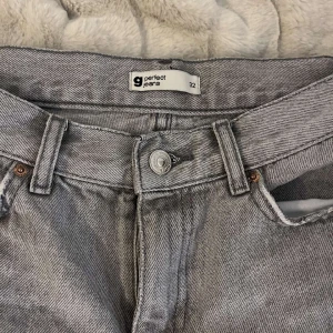 Lågmidjade grå jeans - Säljer dessa lågmidjade jeans från Gina i stl 32! På bilderna ser man att dom är lite slitna i botten, dom har även lite defekter vid bakfickorna som jag har bild på (skriv privat)🩷 säljer ett par till i stl 34 som är uppsydda om man skrollar ner💕