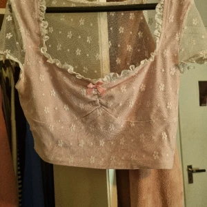 Spets topp shein  - Topp i Storlek M och nästan aldrig använd då jag köpte fel storlek, genomskinlig rygg