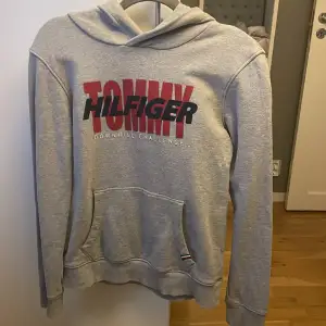 Säljer denna fin hoodie ifrån Tommy Hilfiger. Den är i storlek 164 o sitter som en S. Pris kan diskuteras vid snabb affär 