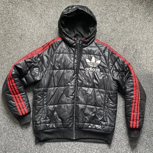 Svart Adidas jacka med stor logga - Cool svart Adidas jacka med stor logga på rygg och huva. Bra skick!