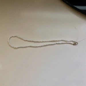 Halsband - Pärlhalsband lägger sig nere på halsen