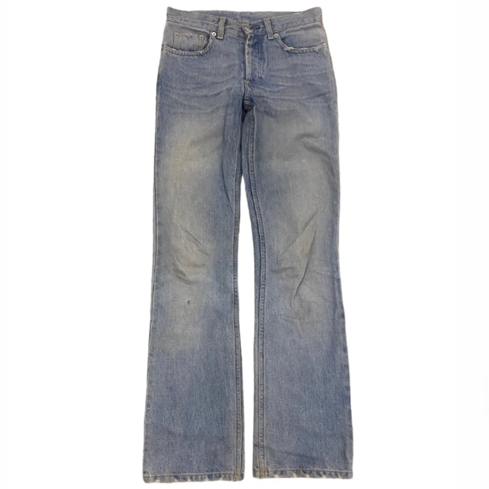 Ett par vintage Helmut Lang jeans. Jeansen är i fint skick med inga hål eller fläckar men har tecken på användning men adderar bara till looken. Mått: Längd: 104 cm, Midja: 37 cm tvärs över, Innerben: 82 cm. Vid fler frågor tveka inte att höra av dig. Jeans & Byxor.