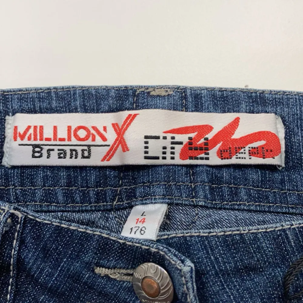 Jeans från Million X som jag beställde på Sellpy men de var för små. De är storlek L men passar som typ S. Hör av dig för frågor eller mer bilder🩷. Jeans & Byxor.