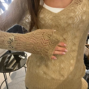 Guldig stickad tröja  - Säljer denna fina och unika stickade tröjan💛💛tunnt fint stickad tröja i guld med tunna glitter trådar i🤩 Storlek XS- S