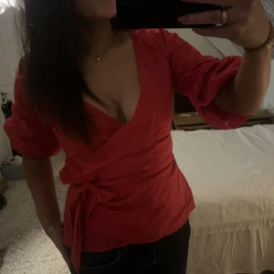 NLY By NELLY röd omlotttopp - Så fin röd NLY by NELLY röd omlotttopp i storlek 38. Använd fåtal gånger, bra skick.