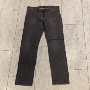 Uniqlo jeans - Säljer ett par uniqlo jeans, jeansen är knappt använda och i gott skick. Regular fit. 
