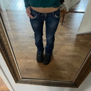 Lågmidjade jeans  - Lågmidjade raka jeans. Midjemått 37cm, innerbenslängd 80cm❤️‍🔥