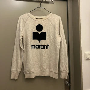 Isabel marant tröja - Jätte fin sweatshirt från isabel marant. Självklart äkta! Färgen på tröjan är ljusgrå melerad ungefär 