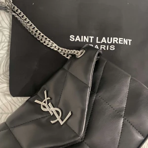 Yves Saint Laurent väska - Säljer nu min YSL väska på grund av att jag fått en annan i julklapp. Supersnygg och i bra skick. Hör av dig vid frågor. Pris kan diskuteras💕🧸