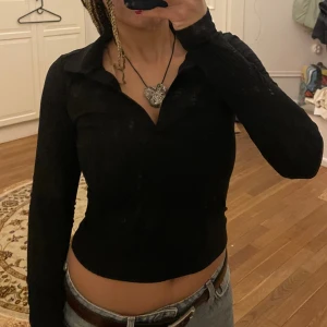 Svart tröja - Långarmad tröja från Monki i storlek S. 