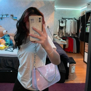 Lila väska - Söt lila handväska med silverkedjedetalj💜 aldrig använd  Längd, höjd, bredd: 26x16x7 cm