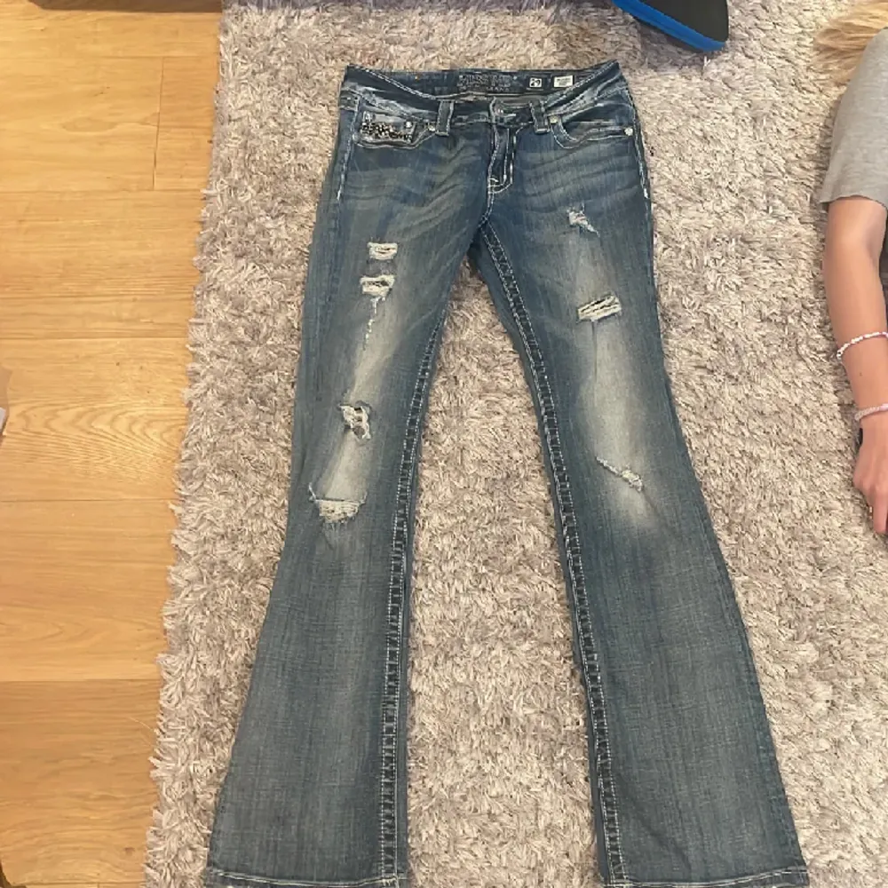 Säljer dessa jätte snygga jeans från miss me! Bra kvalitet och jätte trendiga💕. Jeans & Byxor.