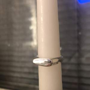 En jätte fin silver ring köpt i Finland för mindre än en månad sen💗 Säljer för 50 kr + frakt🫶 Tvättar såklart ordentligt innan jag postar☺️