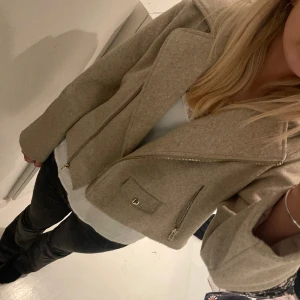 beige kappa  - skitsnygg jacka från zara💕