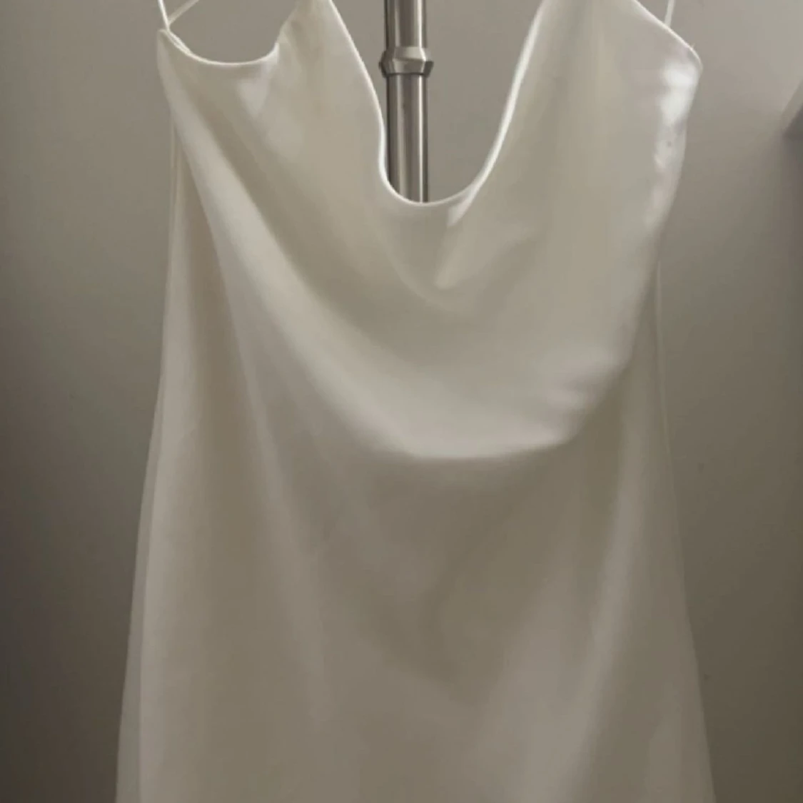 Vit satin klänning - 90