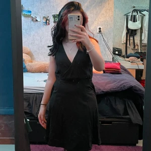 Svart klänning - Lite enklare svart klänning, kan användas till vardags. Aldrig använd då den är för stor för mig🩷  Tvätt: 30 grader Material: 60% bomull, 40% modal