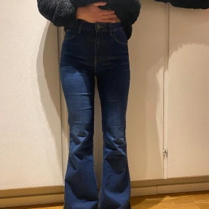 Lee bootcut jeans  - Snygga bootcut jeans, mörkblåa sitter jättefint, min kompis som modeller är dock 153cm lång så därför ser dom långa ut på henne!