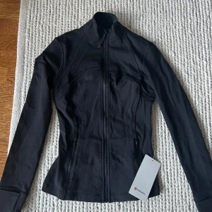 Lululemon define jacket  - Svart Lululemon jacka. Helt ny med prislappar. Säljer pga att jag har 2. Den är i storlek 4. 