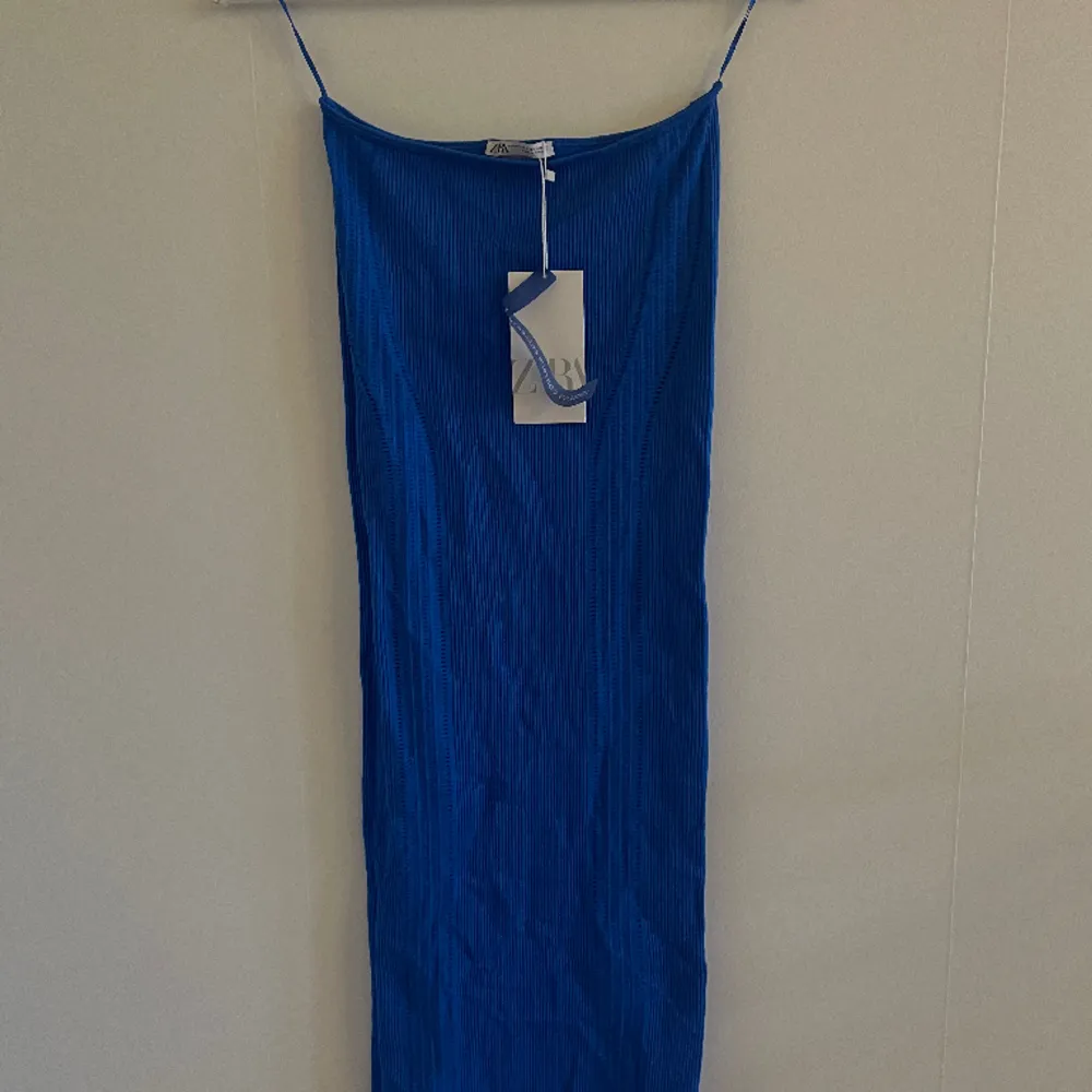 Helt oanvänd klänning från Zara med prislapp kvar  Xs-s Elektriskt blå Material: polyester  . Klänningar.