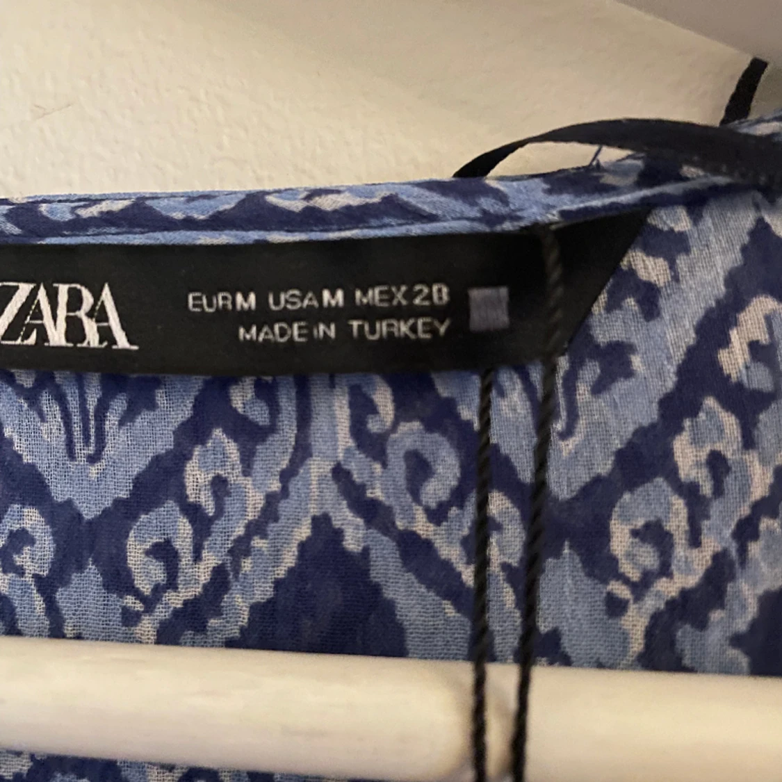 Mönstrad blus med volanger  - 90