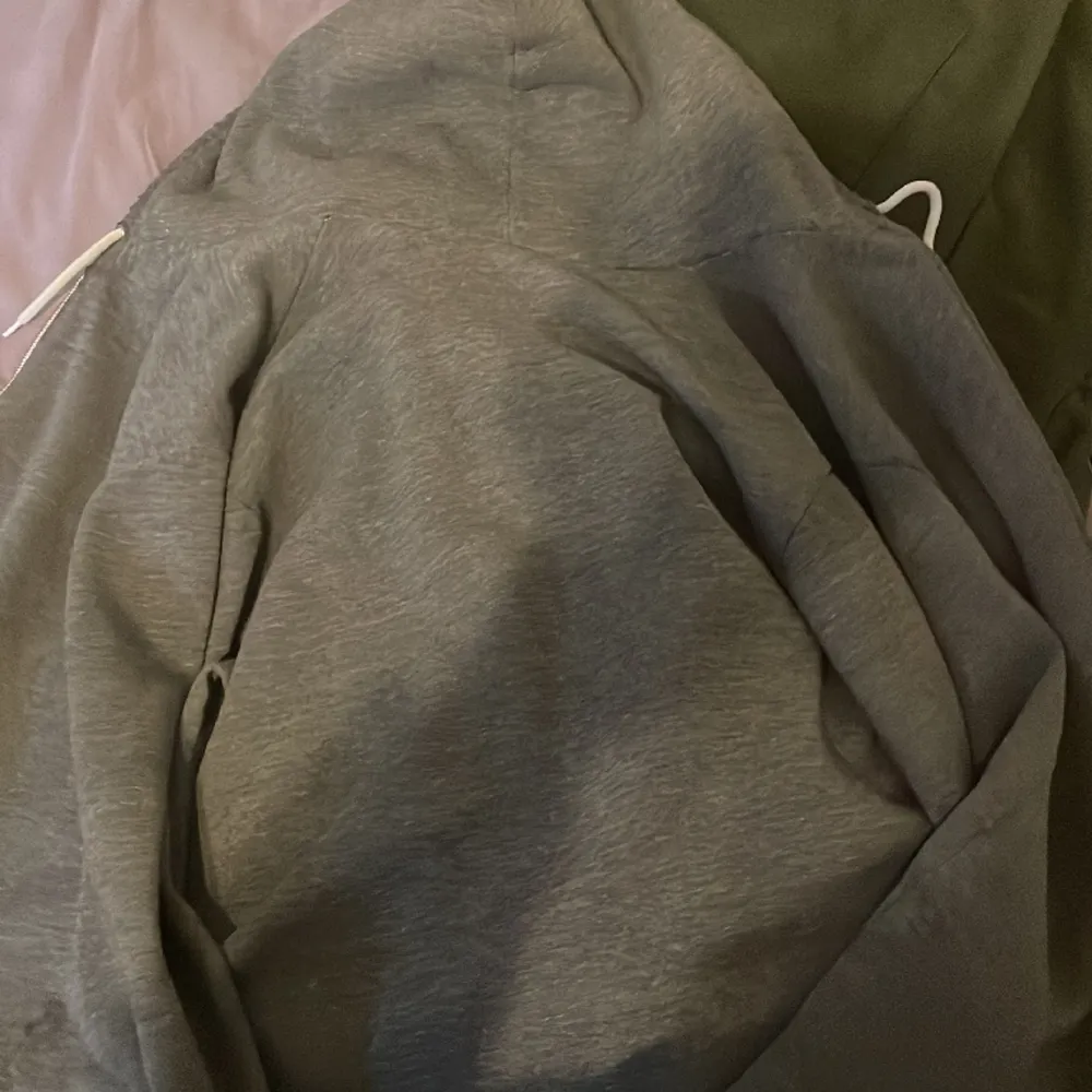 Köpte för cirka 5 månader sen o visste inte att den skulle va för liten. Knappt använd.  Är gjord i usa . Hoodies.