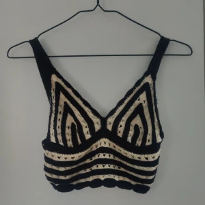 Sommar topp/linne från Gina  - En perfect topp till sommaren. Köpt på damavdelningen. Inte stretching så för dig med lite större byst som mig så sitter den inte så bra. Priset går att diskutera💗