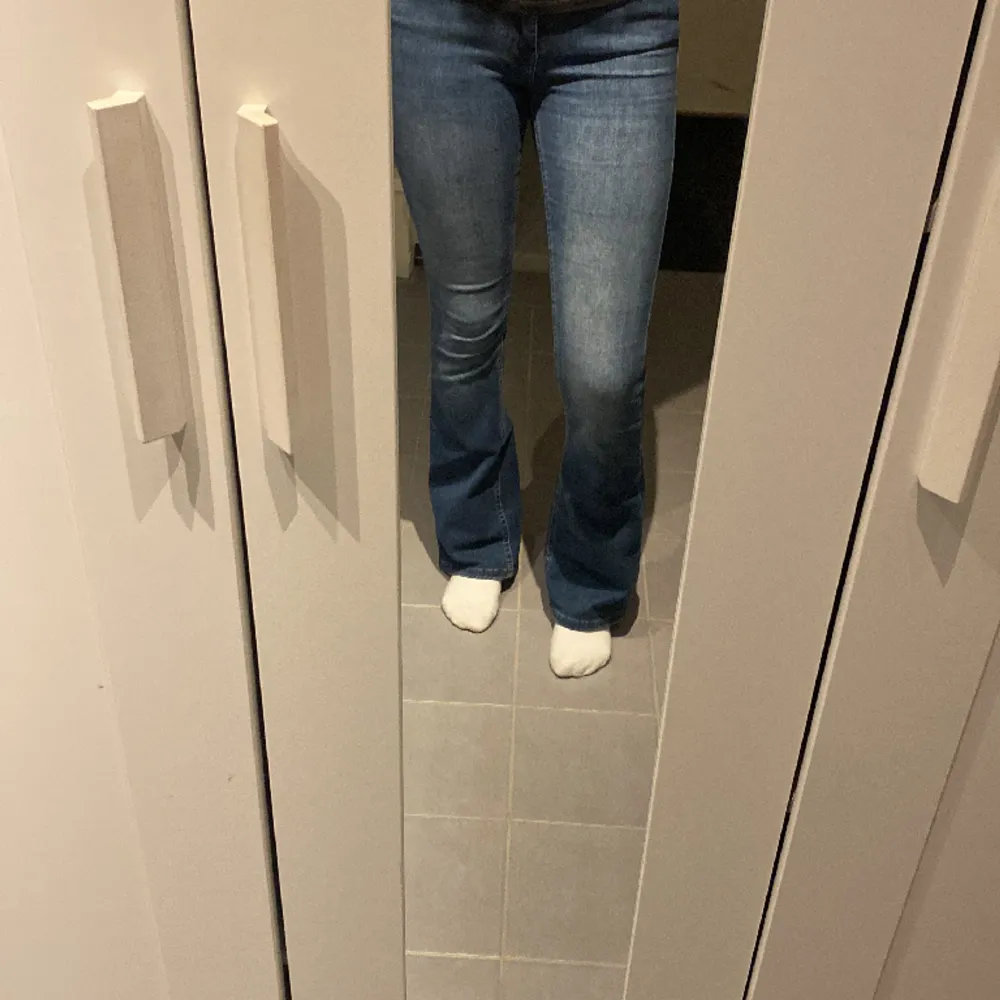 Ett par mörkblå midwaist bootcut jeans från only som endast är använda fåtal gånger, precis som nya. Stretchiga i materialet. 549 kr nypris . Jeans & Byxor.
