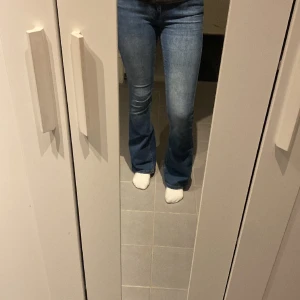 Bootcut jeans  - Ett par mörkblå midwaist bootcut jeans från only som endast är använda fåtal gånger, precis som nya. Stretchiga i materialet. 549 kr nypris 
