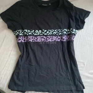 T-shirt - T-shirt från pine ridge i storlek 146/152, använd men i fint skicka hör av dig vid frågor eller intresse💗