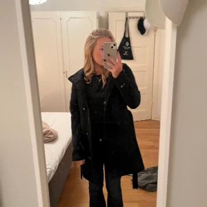 Kappa mbyM - Kappa från mbyM, använd bara några fåtal gånger. Storlek XS men funkar för en S med, ganska kort i storleken, bara att fråga om ni vill ha mer bilder🥰💕