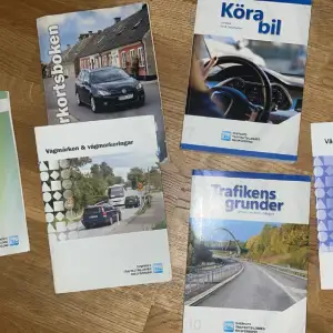 Den vänstra är några år gammal, men ”köra bil” & ”trafiken grunder” är från förra året jätte fint skick typ nya. Säljer gärna allt samtidigt, vägmärken & vägmärke test!  