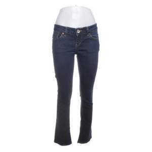 LTB jeans köpta på sellpy. Säljer då dom ej passar mig💗 innerbenslängden är ca 73cm