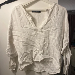 blus med knyte i ärmarna - fint skick, lite skrynklig. knyte i ärmarna
