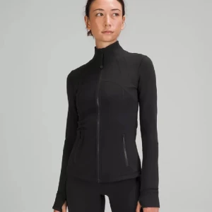 Lululemon define jacket - Bara använd ett par gånger, som ny. Nypris ca 1300 men säljer för 1000 då den är i väldigt bra skick. Kan tänka mig att byta mot en likadan i storlek 2.