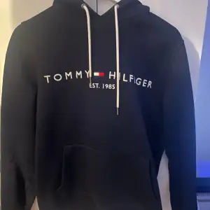 Tjena, nu säljer jag denna super snygga hoodie från Tommy Hilfiger. Denna tröja är bara använd ett fåtal gånger och är i toppskick. Vid fler bilder eller funderingar är det bara att skicka ett dm👍🏼