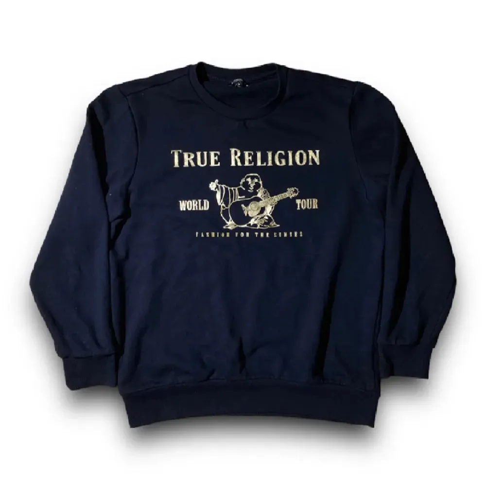 Sjuk True Religion sweater i strl M🐊🙏litet hål vid halsen längst upp men inget som syns😈🙏pris går att diskuteras🚯Mått —>  50cm bredden, 67cm längden. Hoodies.